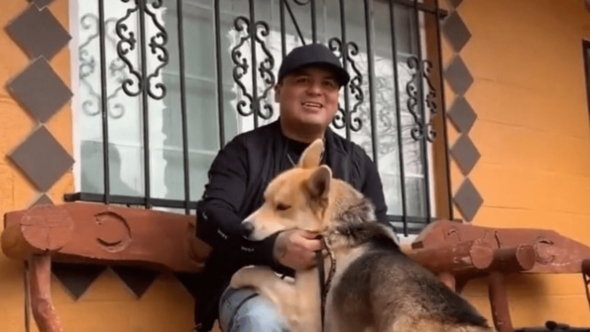 Clever Lost Dog Walks into Police Station to Find His Way Home 4 Chico and owner