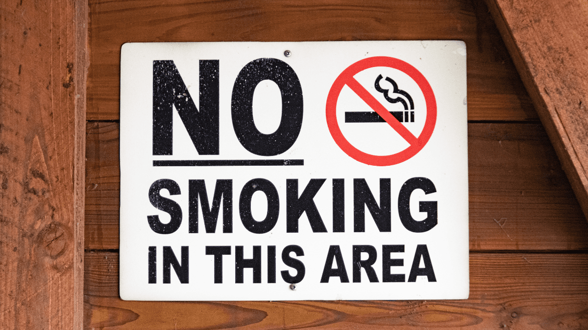 Exposing dogs to secondhand smoke HOCKULUS via pixabay